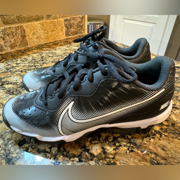 Nike baseball cleats. Kids 3.5. Worn one time. New condition. Fastflex. - Picture 1 of 4